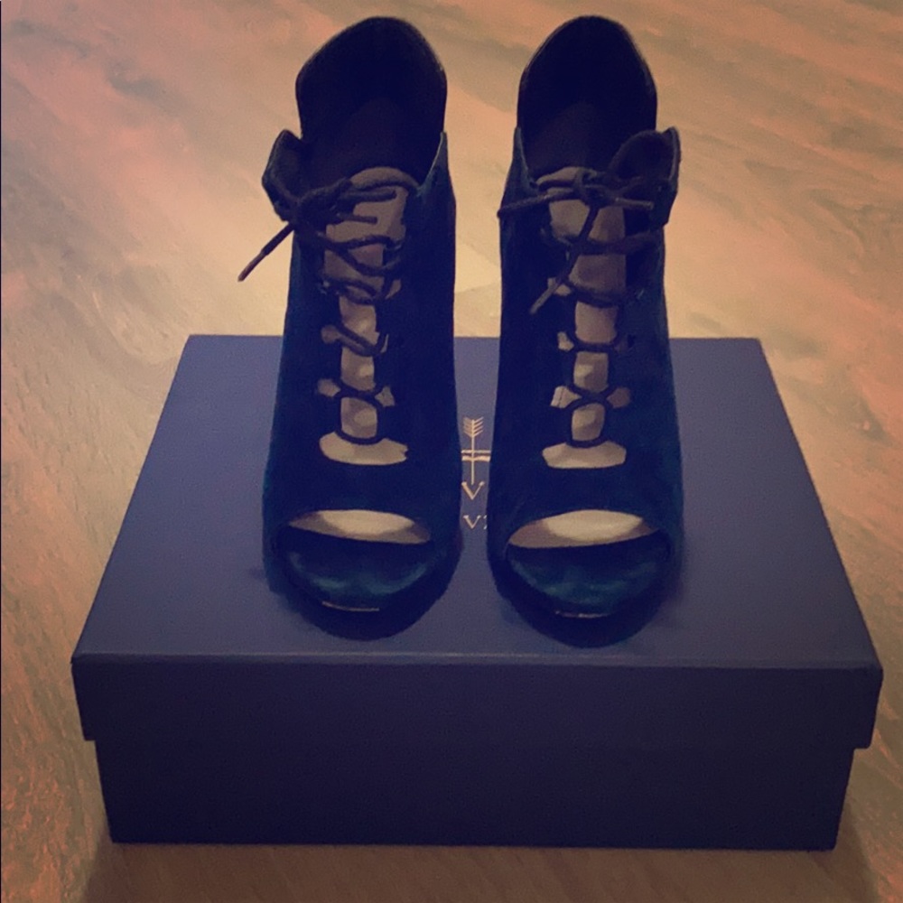 Pour La Victoire suede heels